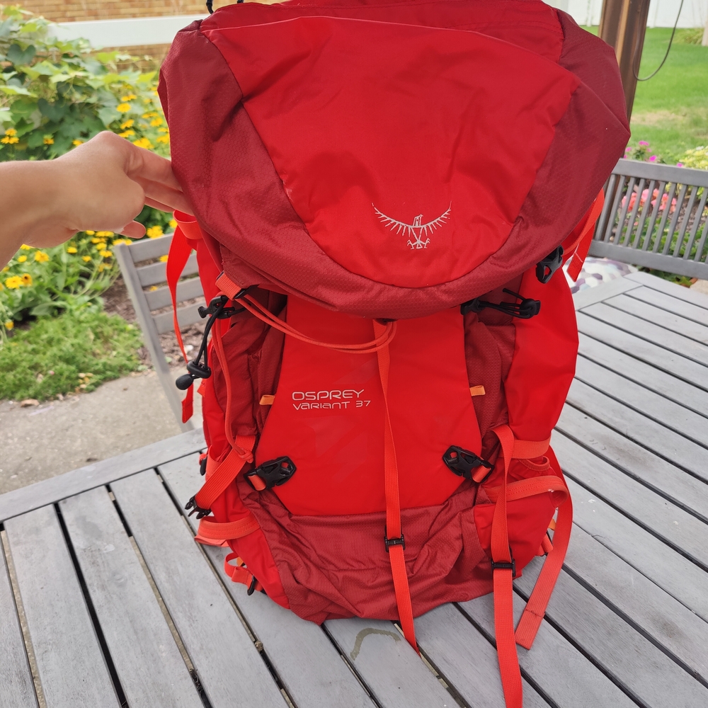 Osprey Variant 37 in Vibrant Red